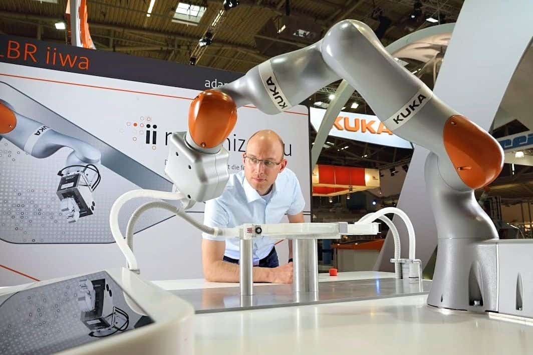 LBR iiwa, robô sensível e colaborativo da KUKA Roboter